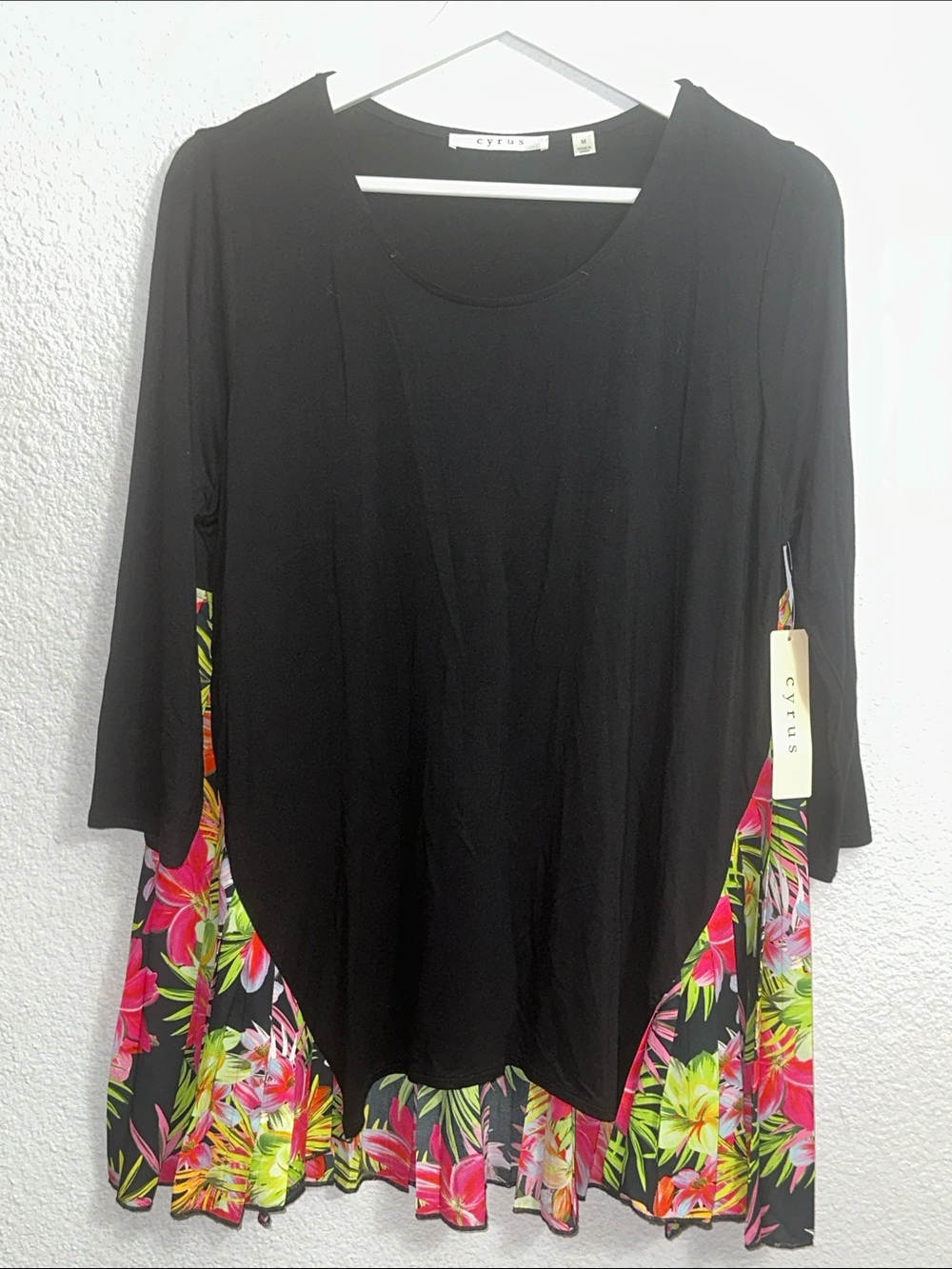 NEW Black Floral Pleated Top Cyrus Flowy Womens Size‎ Medium
